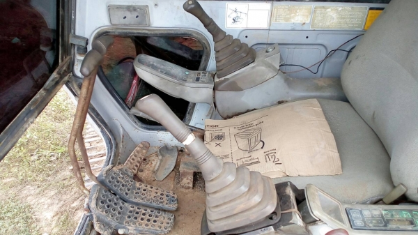 ขายรถแบคโฮ HITACHI EX200-2 ราคา 295000 กับ 395000