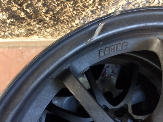 ล้อก๊อบขอบ15- มีรอยมีดุ้ง นิดหน่อย 2วงซ่อมก้อสวยไม่ซ่อมก้อใส่ได้ ครับ ล้อก๊อบขอบ15-6.5 นิ้วออฟ35 1 คู่ 7 นิ้ว ออฟ 42 1คู่ ครับ 4รู100 มีรอยมีดุ้ง นิดหน่อย 2วงซ่อมก้อสวยไม่ซ่อมก้อใส่ได้ ครับรับของ ลาดพร้าว 87