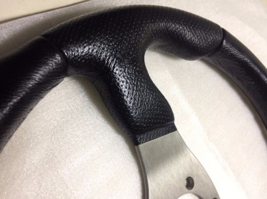 ขายพวง momo race แท้ สภาพดีสวย ซื้อใหม่มาเก็บจนเก่า ใช้ไม่นานกล่องไม่มีของครบๆ ซื้อมา 12000 ขาย 4500 สนใจติดต่อ 0827861333 ดูของ รับเอง ลาดพร้าว 87