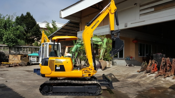 ขาย รถขุด KOMATSU รุ่น PC40-7- มือสองญี่ปุ่น แทรกเหล็ก สลัก บูทเอวแน่น 100\% สวยพร้อมใช้งาน มือถือ 0818753444