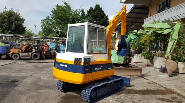 ขาย รถขุด KOMATSU รุ่น PC30-6- มือสองญี่ปุ่น แทรกเหล็ก สลัก บูทเอวแน่น 100\% มาพร้อม หัวเก๋ง สวยพร้อมใช้งาน มือถือ 0818753444