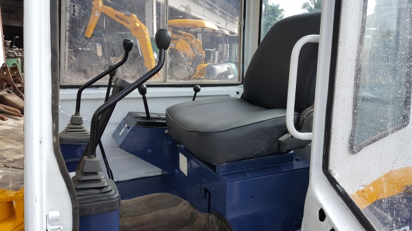 ขาย รถขุด KOMATSU รุ่น PC30-6- มือสองญี่ปุ่น แทรกเหล็ก สลัก บูทเอวแน่น 100\% มาพร้อม หัวเก๋ง สวยพร้อมใช้งาน มือถือ 0818753444