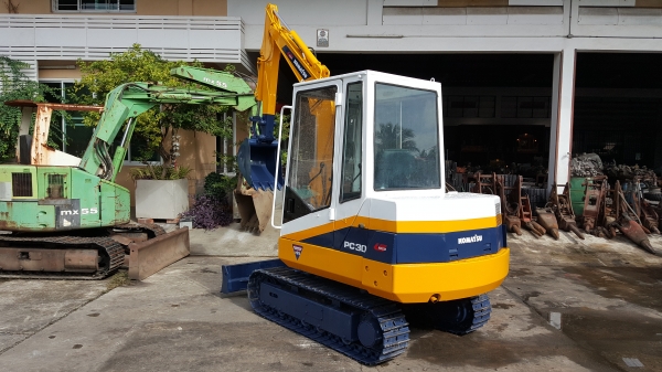 ขาย รถขุด KOMATSU รุ่น PC30-6- มือสองญี่ปุ่น แทรกเหล็ก สลัก บูทเอวแน่น 100\% มาพร้อม หัวเก๋ง สวยพร้อมใช้งาน มือถือ 0818753444