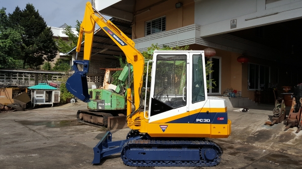 ขาย รถขุด KOMATSU รุ่น PC30-6- มือสองญี่ปุ่น แทรกเหล็ก สลัก บูทเอวแน่น 100\% มาพร้อม หัวเก๋ง สวยพร้อมใช้งาน มือถือ 0818753444