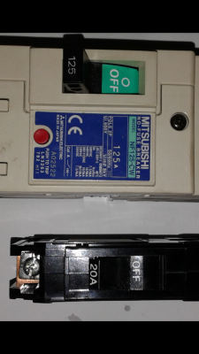 เบรกเกอร์ไฟของใหม่ 125 A และ 20 A ราคา 2 อันรวมกัน