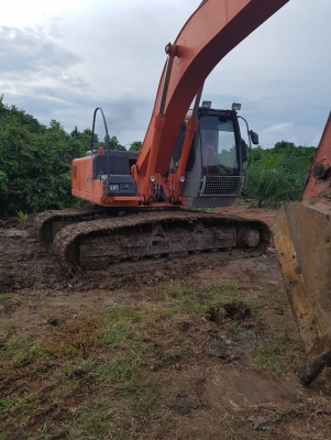 ขายรถแบคโฮ HITACHI ZX200-1 เอกสารเล่ม ไมล์ 7761 ชม.ราคา 1550000