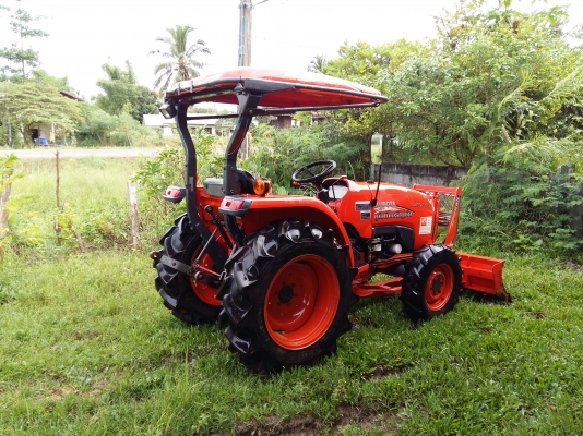 ขายรถไถ KUBOTA L3608 4WD รถสภาพเดิมๆใช้งานน้อย660ชั่วโมง มีอุปกรณ์2ชิ้น ใบมีดันหน้า+ผานพวนดิน เจ้าของทำงานเป็นหมออยู่โรงพยาบาล รถใช้งานน้อยไม่มีเวลาขับจอดไว้เฉยๆเลยอยากขายออก เกียร์ดี ไฮโดรลิกดีไม่มีเยิ้ม่ รถไม่เคยรับจ้าง ไถ่แต่สวนของตัวเองใช้งานน้อย ซื้อ