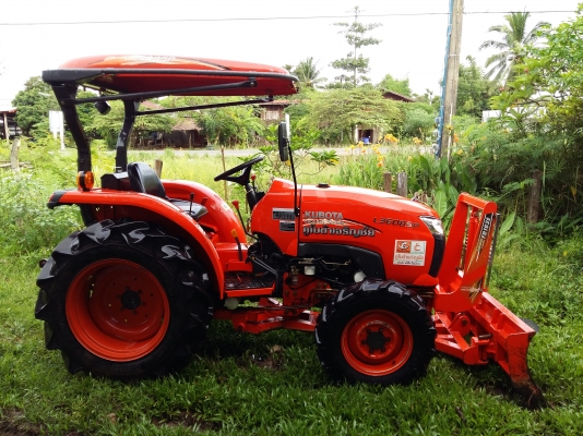 ขายรถไถ KUBOTA L3608 4WD รถสภาพเดิมๆใช้งานน้อย660ชั่วโมง มีอุปกรณ์2ชิ้น ใบมีดันหน้า+ผานพวนดิน เจ้าของทำงานเป็นหมออยู่โรงพยาบาล รถใช้งานน้อยไม่มีเวลาขับจอดไว้เฉยๆเลยอยากขายออก เกียร์ดี ไฮโดรลิกดีไม่มีเยิ้ม่ รถไม่เคยรับจ้าง ไถ่แต่สวนของตัวเองใช้งานน้อย ซื้อ
