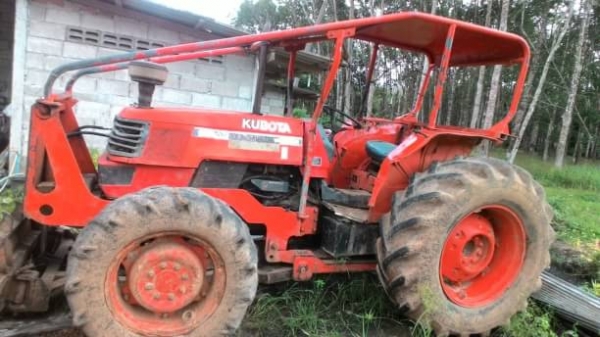 KUBOTA M9000 รถพร้อมใช้ อุปกรณ์ 2ชิ้น ยังใช้งานอยู่ ราคาต่อรองได้ สนใจติดต่อ 0872976734