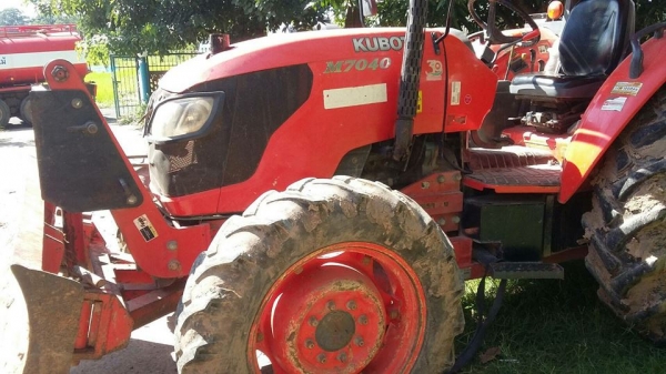 ขายรถไถm7040เอกสารทะเบียน ใบดันหน้า ผานหลังสภาพพร้อมใช้งาน