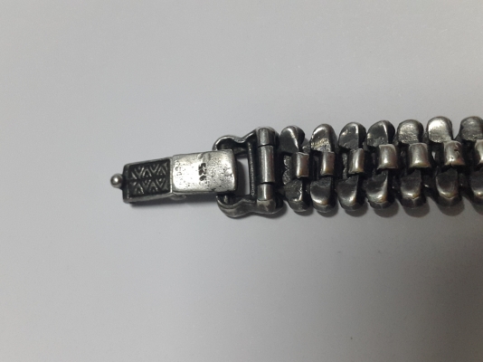 นาฬิกาเงิน 92.5 ประดับแมกกาไซด์ สภาพสมบูรณ์ เดินปกติ 2,500