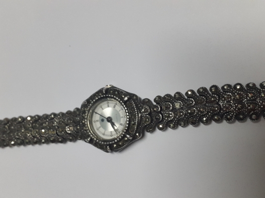 นาฬิกาเงิน 92.5 ประดับแมกกาไซด์ สภาพสมบูรณ์ เดินปกติ 2,500