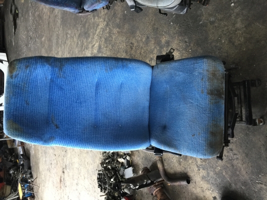 ขายเบาะรถบัสพร้อมขา HINO ราคา 2500 บาท มี 3 ตัว เหมาทั้งหมด 6000 บาท