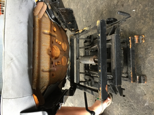 ขายเบาะรถบัสพร้อมขา HINO ราคา 2500 บาท มี 3 ตัว เหมาทั้งหมด 6000 บาท