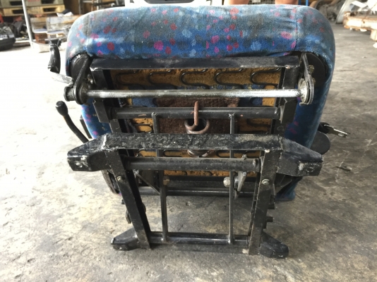 ขายเบาะรถบัสพร้อมขา HINO ราคา 2500 บาท มี 3 ตัว เหมาทั้งหมด 6000 บาท