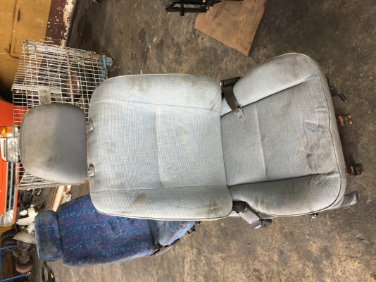 ขายเบาะรถบัสพร้อมขา HINO ราคา 2500 บาท มี 3 ตัว เหมาทั้งหมด 6000 บาท