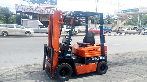 ขายรถยกโตโยต้า 1.5 ตัน รุ่น5 เครื่องเบนซิน กระบอกคู่ เสาสูง 3 เมตร  พวงมาลัยเพาเว่อร์  สีเดิมจากนอก นำเข้าจากญี่ปุ่น ใช้งานได้ทันที ราคา140000