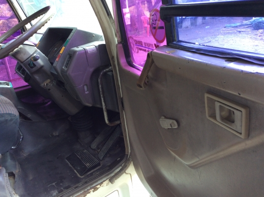 ขาย หัวสิบล้อMITSUBISHI ( เฉินหลง สวยๆ สีบางเดิม ) ตีนเหยียบทิฟฟี่ คันเกียร์ พร้อมสายเกียร์ ตู้แอร์ ภายในเต็ม ขาดีดหน้า-ขาหลัง กันชนหน้า