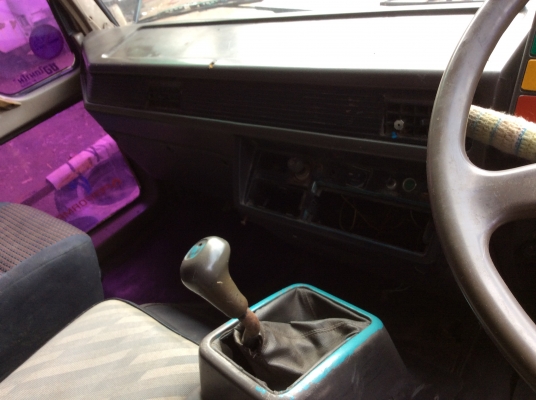 ขาย หัวสิบล้อMITSUBISHI ( เฉินหลง สวยๆ สีบางเดิม ) ตีนเหยียบทิฟฟี่ คันเกียร์ พร้อมสายเกียร์ ตู้แอร์ ภายในเต็ม ขาดีดหน้า-ขาหลัง กันชนหน้า