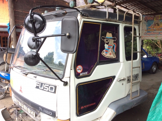 ขาย หัวสิบล้อMITSUBISHI ( เฉินหลง สวยๆ สีบางเดิม ) ตีนเหยียบทิฟฟี่ คันเกียร์ พร้อมสายเกียร์ ตู้แอร์ ภายในเต็ม ขาดีดหน้า-ขาหลัง กันชนหน้า