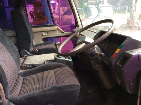 ขาย หัวสิบล้อMITSUBISHI ( เฉินหลง สวยๆ สีบางเดิม ) ตีนเหยียบทิฟฟี่ คันเกียร์ พร้อมสายเกียร์ ตู้แอร์ ภายในเต็ม ขาดีดหน้า-ขาหลัง กันชนหน้า