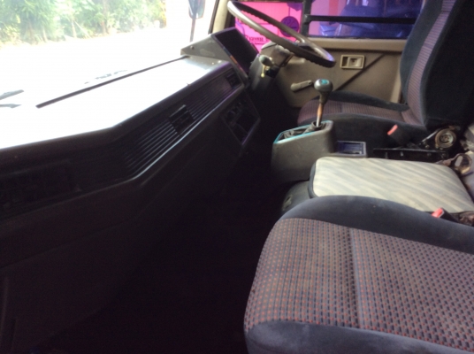 ขาย หัวสิบล้อMITSUBISHI ( เฉินหลง สวยๆ สีบางเดิม ) ตีนเหยียบทิฟฟี่ คันเกียร์ พร้อมสายเกียร์ ตู้แอร์ ภายในเต็ม ขาดีดหน้า-ขาหลัง กันชนหน้า