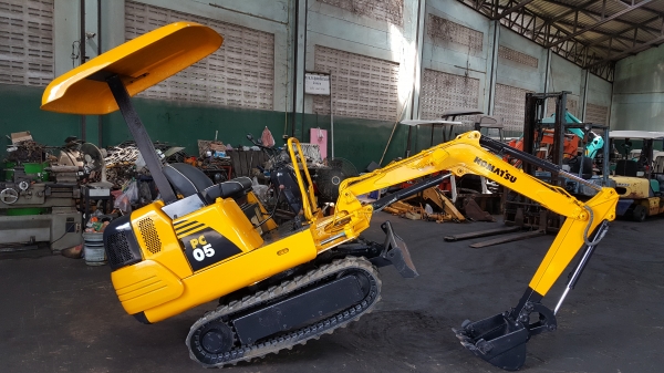 ขาย รถขุด KOMATSU  รุ่น PC05-3- มือสองญี่ปุ่น แทรกยางสวย สลัก บูทเอวแน่น 100\% ขนาดเล็ก ขับขึ้นปิคอัพได้  สวยพร้อมใช้งาน มือถือ 0818753444