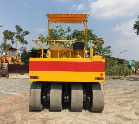 รถบดเจ็ดล้อยาง DYNAPAC R20 เครื่องยนต์ ISUZU 6BD1 พวงมาลัยเพาเวอร์ FROM JAPAN สภาพพร้อมใช้งาน สนใจติดต่อ 063-9316985 ID LINE : 0639316985 ครับ
