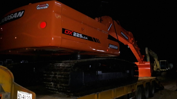 ขายด่วน!! Doosan รุ่น DX225LCA ไมล์ชม. 8,000 สภาพสวยค่ะ