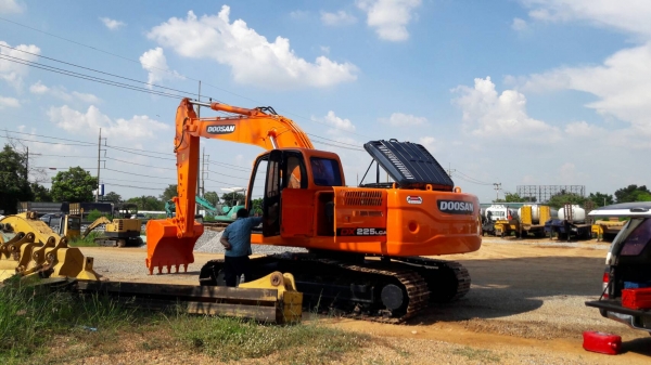 ขายด่วน!! Doosan รุ่น DX225LCA ไมล์ชม. 8,000 สภาพสวยค่ะ