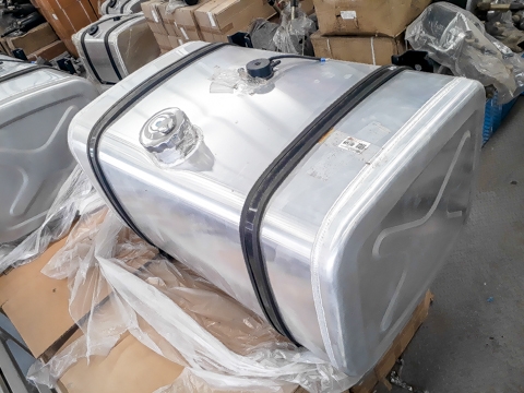 ขายถังน้ำมันอลูมิเนียม งานนอก มีแท่นจับ วัดระดับพร้อมใช้งาน ขายถังน้ำมันอลูมิเนียม งานนอก มีแท่นจับ วัดระดับพร้อมใช้งาน