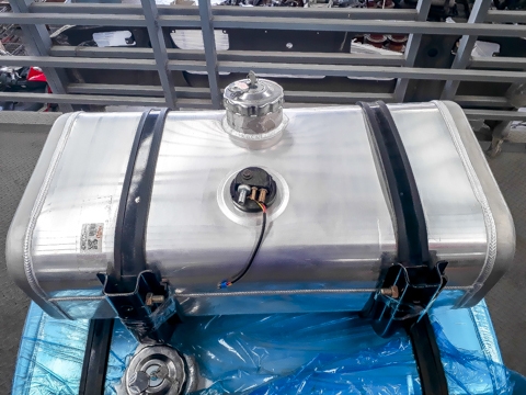 ขายถังน้ำมันอลูมิเนียม งานนอก มีแท่นจับ วัดระดับพร้อมใช้งาน