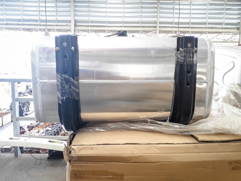 ขายถังน้ำมันอลูมิเนียม งานนอก มีแท่นจับ วัดระดับพร้อมใช้งาน ขายถังน้ำมันอลูมิเนียม งานนอก มีแท่นจับ วัดระดับพร้อมใช้งาน