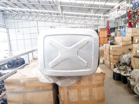 ขายถังน้ำมันอลูมิเนียม งานนอก มีแท่นจับ วัดระดับพร้อมใช้งาน ขายถังน้ำมันอลูมิเนียม งานนอก มีแท่นจับ วัดระดับพร้อมใช้งาน