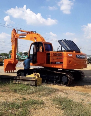 ขาย 1,280,000 บาท DOOSAN DX225LCA ไมล์ ชม. 8,000 เครื่องดี ปั้มแรง โช่หนา เอวแน่น ไฟฟ้าครบ เอกสาร in ขาย 1,280,000 บาท DOOSAN DX225LCA ไมล์ ชม. 8,000 เครื่องดี ปั้มแรง โช่หนา เอวแน่น ไฟฟ้าครบ เอกสาร in