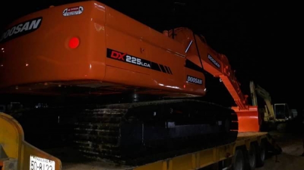 ขาย 1,280,000 บาท DOOSAN DX225LCA ไมล์ ชม. 8,000 เครื่องดี ปั้มแรง โช่หนา เอวแน่น ไฟฟ้าครบ เอกสาร in ขาย 1,280,000 บาท DOOSAN DX225LCA ไมล์ ชม. 8,000 เครื่องดี ปั้มแรง โช่หนา เอวแน่น ไฟฟ้าครบ เอกสาร in