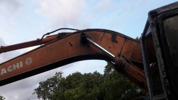 ขาย 395,000 HITACHI EX 200-1 เครื่องดี ปั้มติดโหลดนิดๆ เอวขยับนิดๆ ช่วงล่างอ่อน ตัวเดินดี รถอยู่ กำแพงเพชร 090-772-3710 090-772-3708