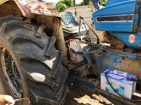 ขายรถไถฟอร์ด เครื่องt5สภาพ95\%พร้อมใช้งาน