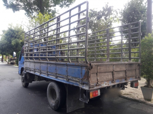 รถอีซูซุ 6 ล้อ ( ไม่ดั้ม ) NPR 130 แรงม้า. ปี 44. สนใจติดต่อ 081 - 6079515