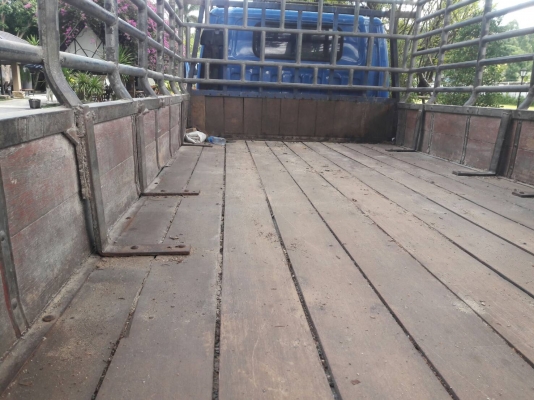 รถอีซูซุ 6 ล้อ ( ไม่ดั้ม ) NPR 130 แรงม้า. ปี 44. สนใจติดต่อ 081 - 6079515