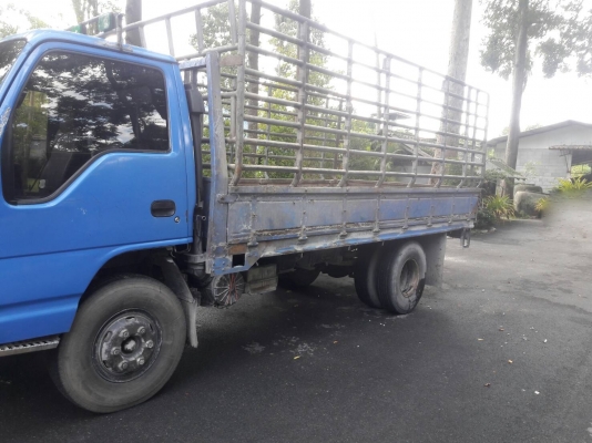 รถอีซูซุ 6 ล้อ ( ไม่ดั้ม ) NPR 130 แรงม้า. ปี 44. สนใจติดต่อ 081 - 6079515