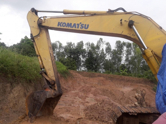 KOMATSU PC200-7 เอกสารเล่มทะเบียน สนใจโทรมาเลยครับ ราคา 830,000 บาท