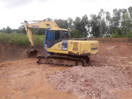 KOMATSU PC200-7 เอกสารเล่มทะเบียน สนใจโทรมาเลยครับ ราคา 830,000 บาท