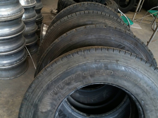 ** 11R .เส้นละ 3,500 ** ยาง 11R22.5 เก่าญี่ปุ่น 4เส้น เป็นปี 15 .. 1เส้น,ปี14 ..2เส้น , ปี11 ..1 เส้น