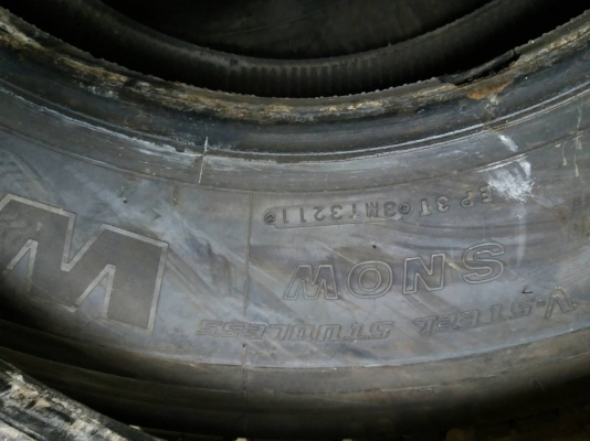 ** 11R .เส้นละ 3,500 ** ยาง 11R22.5 เก่าญี่ปุ่น 4เส้น เป็นปี 15 .. 1เส้น,ปี14 ..2เส้น , ปี11 ..1 เส้น