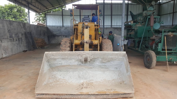 ขาย รถตัก KOMATSU 510 กรองเดี่ยว เครื่องดี เกียร์ดี ปั้มแรง ทำงานคล่องตัว ยางเต็ม ต่อแขนเรียบร้อยแล้ว ขาย รถตัก KOMATSU 510 กรองเดี่ยว เครื่องดี เกียร์ดี ปั้มแรง ทำงานคล่องตัว ยางเต็ม ต่อแขนเรียบร้อยแล้ว