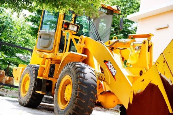 ขาย 1,150,000 รถตัก XCMG ขนาด 3 คิว รุ่นใหม่ล่าสุด สภาพ90\% ไมล์ 2,000 ชม. สวยเหมือนใหม่ เล่มทะเบียน รถสวย รถอยู่ ปทุมธานี 090-772-3710 090-772-3708