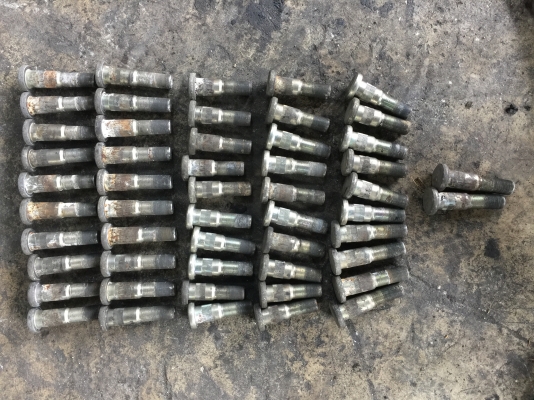 แกนน๊อตล้อแบบ10รู ของถอดเก่าจากญี่ปุ่น ตัวละ30บาท