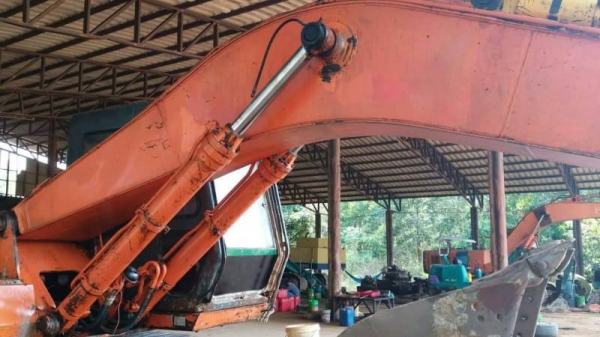 ขาย 395,000 บาท HITACHI EX200-1 เครื่องดี ปั้ม K3V โช่หนา เอวแน่น เอกสารชื้อขาย  รถอยู่ จ.ขอนแก่น โทร&amp;ไอดีไลน์ 0610710295