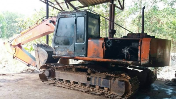ขาย 395,000 บาท HITACHI EX200-1 เครื่องดี ปั้ม K3V โช่หนา เอวแน่น เอกสารชื้อขาย  รถอยู่ จ.ขอนแก่น โทร&amp;ไอดีไลน์ 0610710295